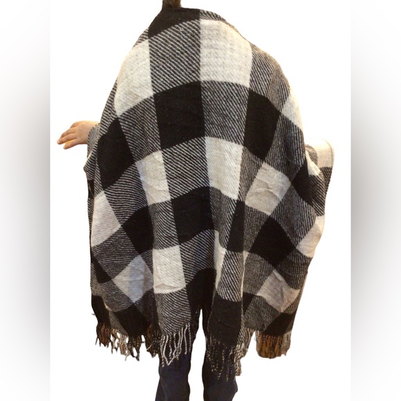 Talbots 100% Wool Black and White Plaid/Reverse To Houndstooth Fringed Cape - Picture 2 of 8